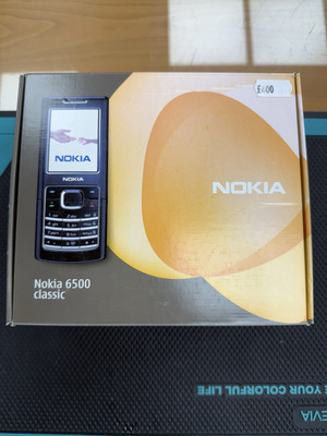 Nokia 6500 Classic geöffnete Verpackung nagelneu mit original Aufklebern am Handy