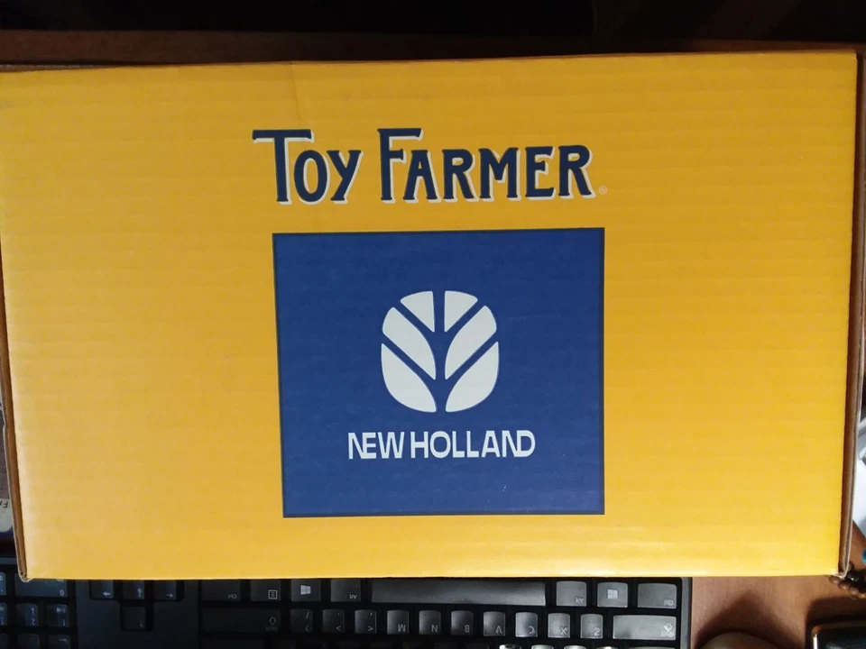 1/16 New Holland 8260 Tractor, 1997 Toy Farmer Show Edition 3031PA - Image 2 of 4