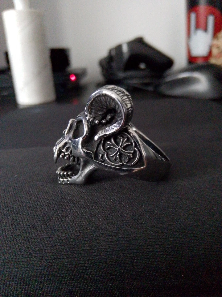 Anello Teschio Skull Vampiro Con Corna Da Caprone - In Acciaio - Immagine 2 di 4