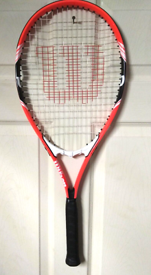Raquette Wilson Federer – Rouge Et Blanche – Poignée 4 3/8 – Occasion
