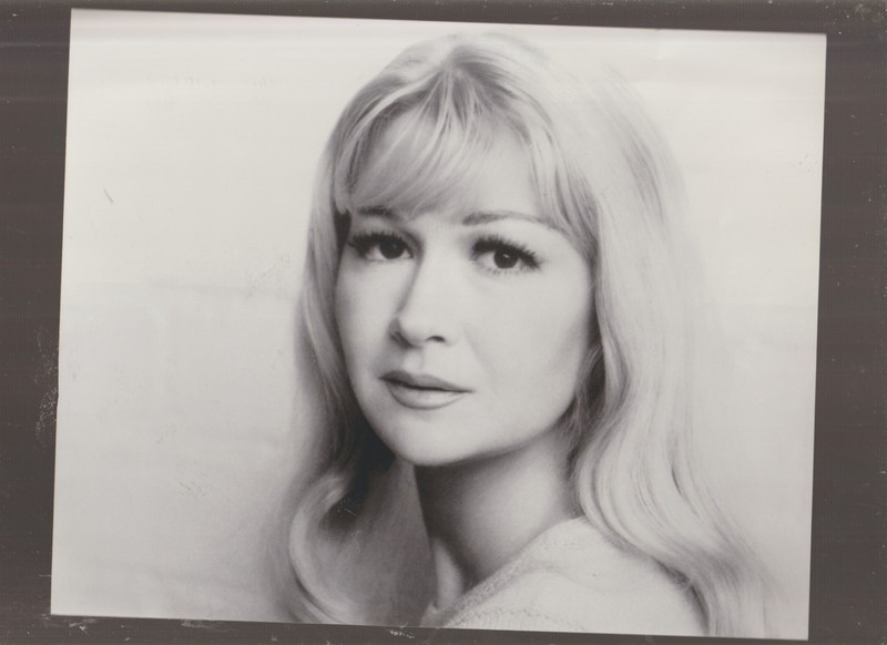 8X10 B&W   PHOTO OF-CLOSE  UP- DIANE  LADD