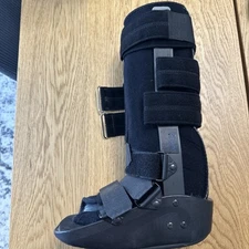 DJ Ortho MaxTrax Air Walker DJO Global, Size small fits shoe size 7.5 - 8