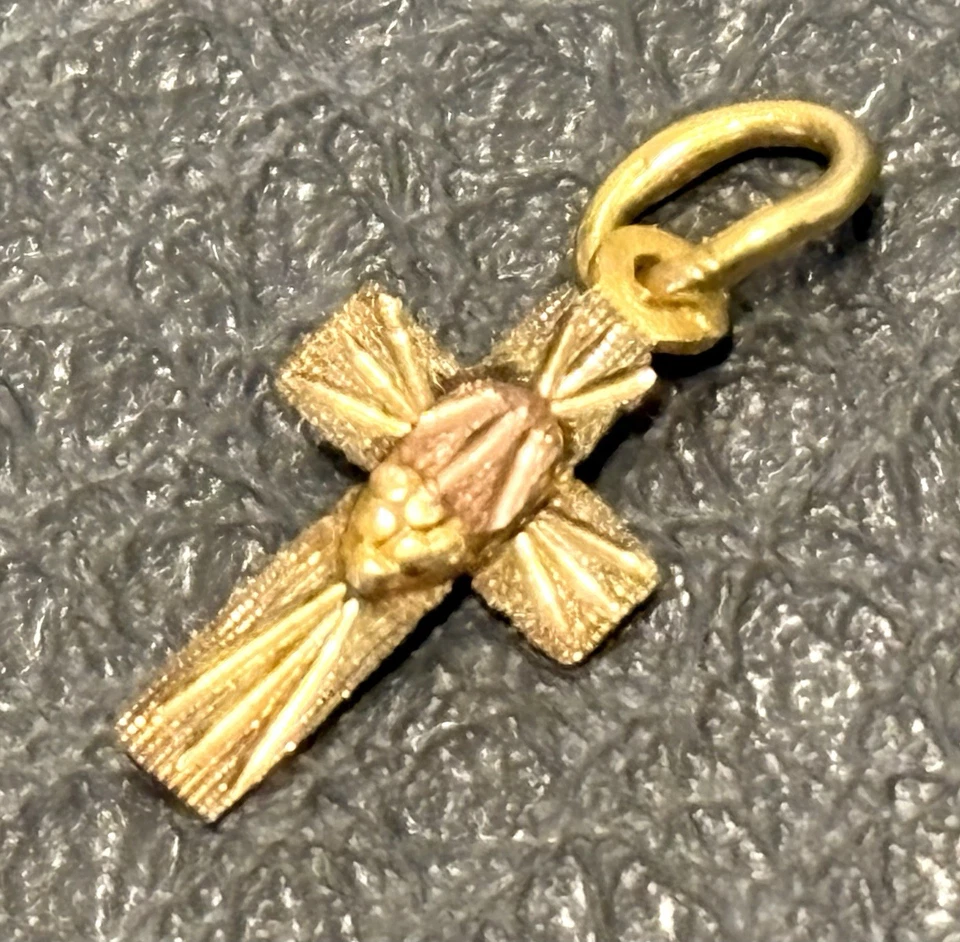 Pingente ou berloque de ouro maciço 12K folha de uva cruz cristã vários tons - Imagem 3 de 4