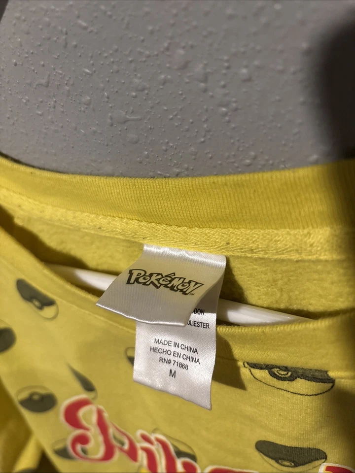 Sudadera Suéter Pikachu Pokémon Talla M Todo Poké Ball Patrón Amarillo Foto 3 de 4