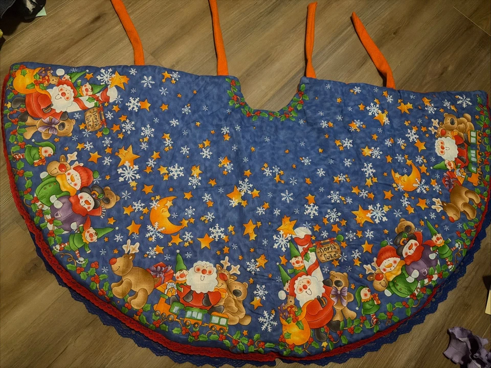 Falda de árbol de Navidad vintage hecha a mano de Santa en el Polo Norte, borde de encaje con volantes Foto 2 de 4