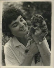 1971 Press Photo Zookeeper Helen Naftzinger with newborn puma Monte - lrx11541