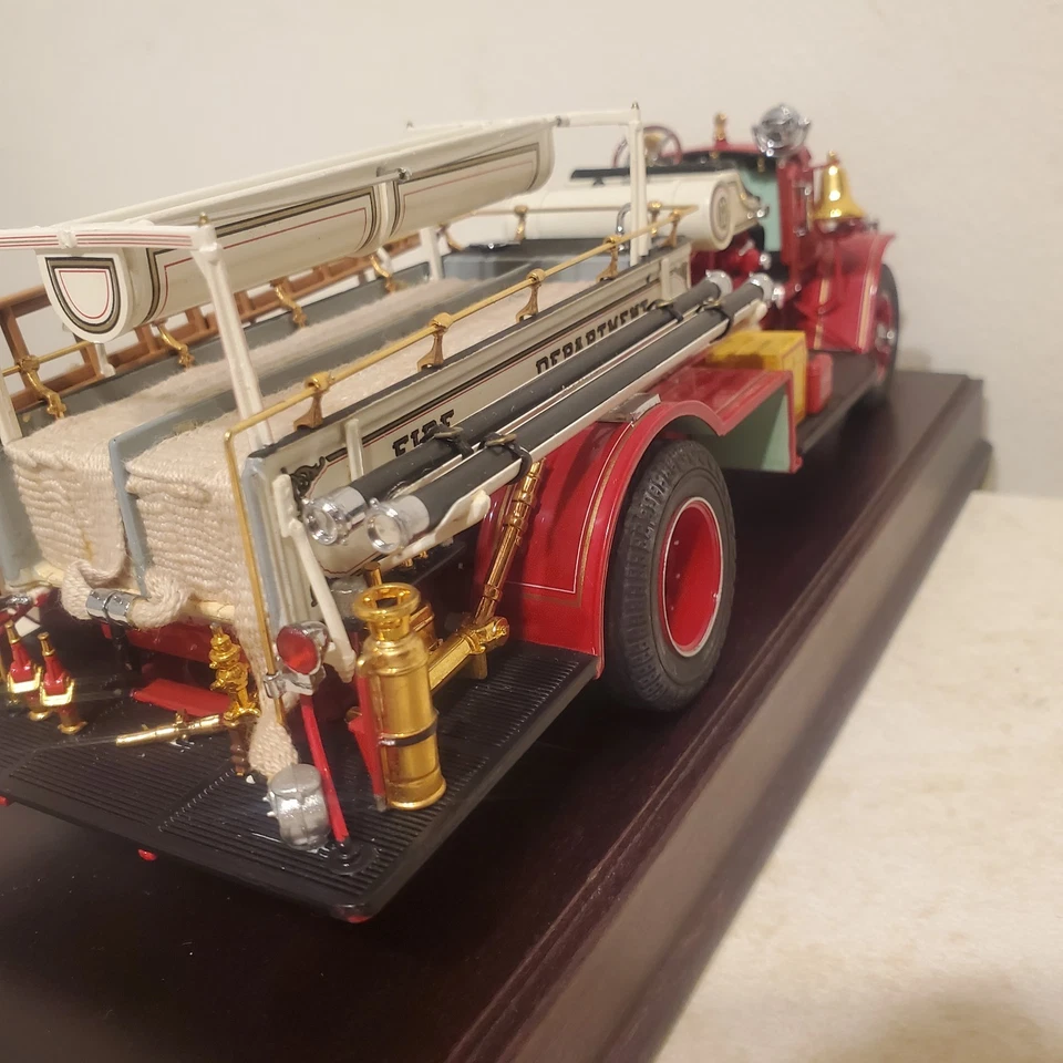 Camión de bomberos bomba rotativa Mack AC 1926 sin caja (con soporte, un poco polvoriento)  Foto 3 de 4