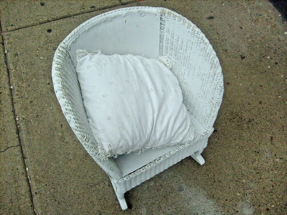 ANTIGUA MECEDORA VINTAGE NIÑOS MIMBRE BLANCO NIÑOS Foto 3 de 4