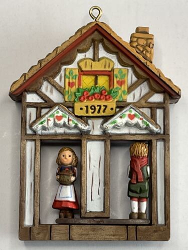 Chalet suizo Hallmark 1977 Weather House Twirl About Ornament con niño y niña - Imagen 1 de 6