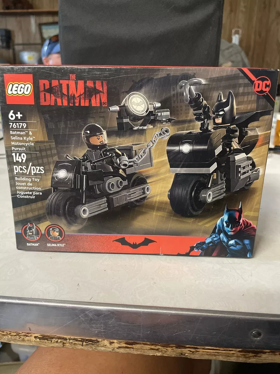 Batman™ & Selina Kyle™ Motorcycle Pursuit