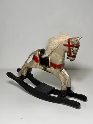 Cheval à bascule miniature en bois peint, décoration vintage - Photo 1/4