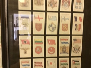 Framed set of 25 Player's Cigarette Cards National Flags and Arms