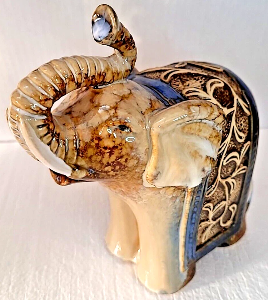 Disfraz Elefante Cerámica Marrón Azul Brillo Esmalte Elevado 7.5"x 6.5 Estante Estatuilla Foto 2 de 4