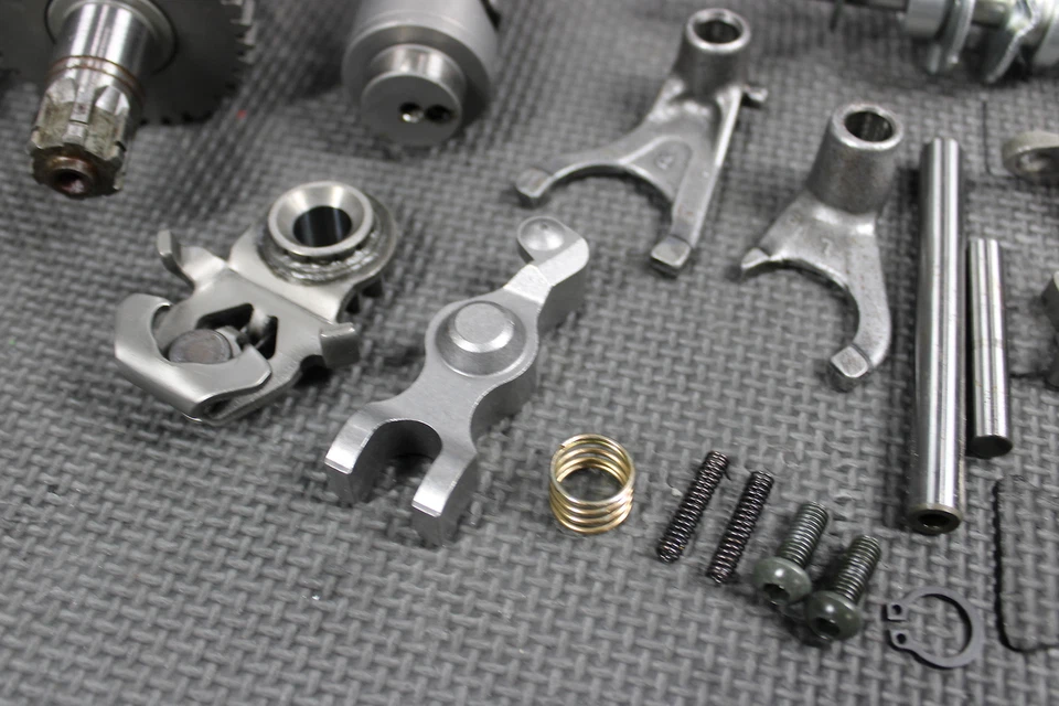 Yamaha TTR110E 2009 transmisión de motor OEM engranajes de montaje Tranny Foto 2 de 4