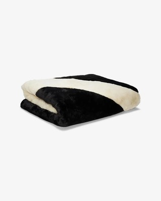 Nike NSW Faux Fur Blanket Black White DO3793-010 / Cozy Throw