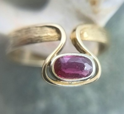Schöner Goldring von Niessing mit Rubin 