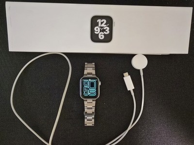 Apple Watch SE 2 (2. Generation) 40 mm GPS Silber - 85% Akku + Metallarmband