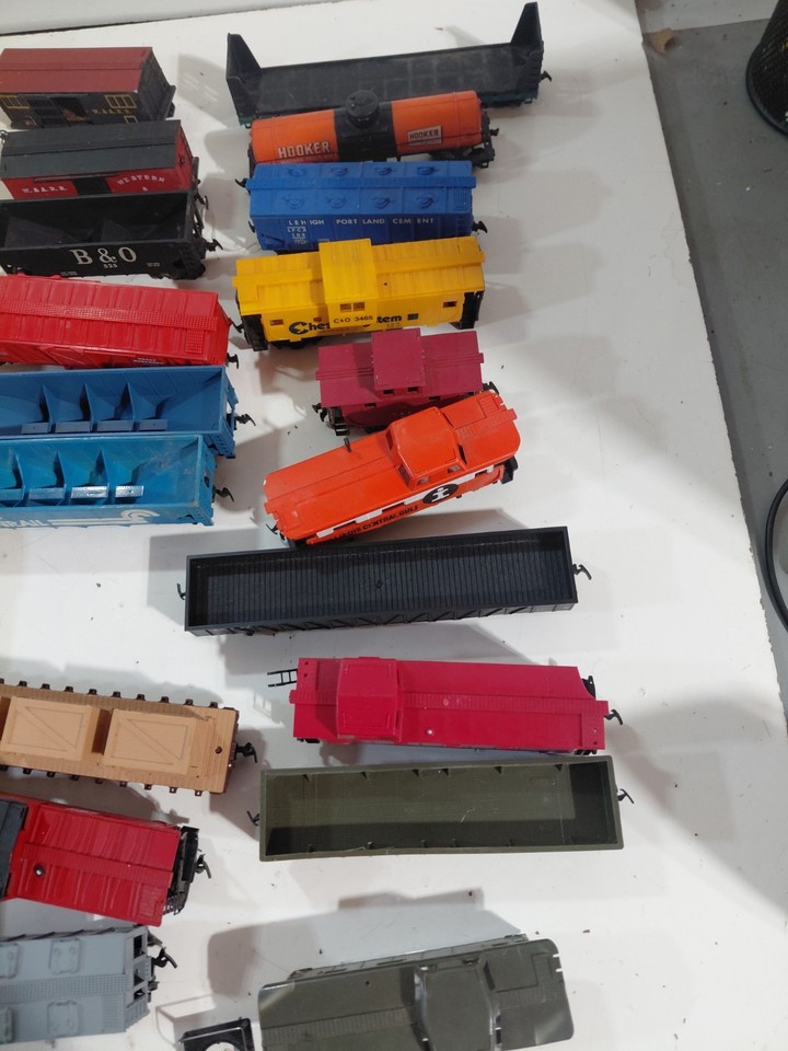 Large HO Gauge Model Railroad Freight Car Lot (Cabooses Boxcar kits ...