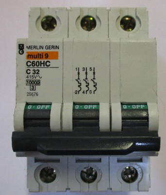 Merlin Gerin Multi 9 disjoncteur 32 Amp 3 Pôle Interrupteur C60H 3P C 32 A 25003 Merlin Gerin Multi 9 disjoncteur 32 Amp 3 Pôle Interrupteur C60H 3P C 32 A 25003