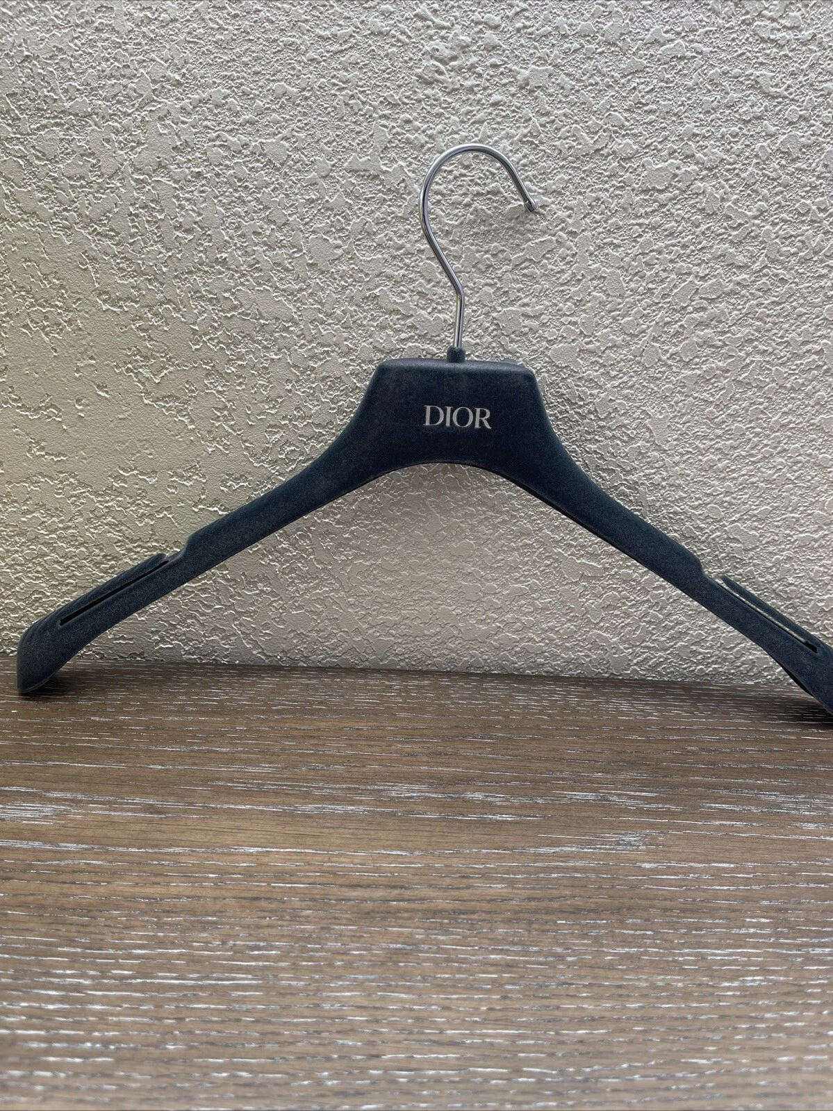 Autentico appendiabiti Dior in velluto grigio 15” mod.EG 39 Made in Italy