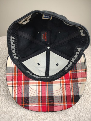 FAMOUS STARS AND STRIPES Flexfit Fitted Hat Size S-M Black Embroidered Logo - Picture 6 of 7