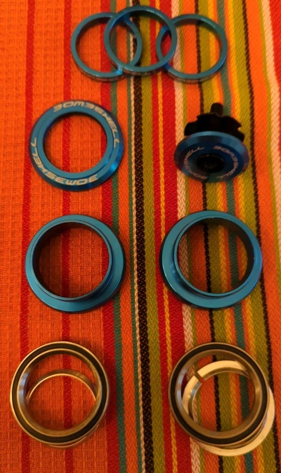 Nuevo En Caja Bombshell Racing BMX Auriculares Sellados Copa Externa 1-1/8" Espaciadores Azules Foto 4 de 4