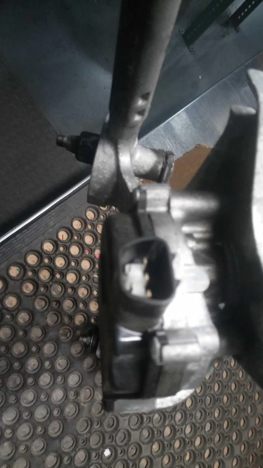 Used Windshield Wiper Motor fits: 2016 Toyota Prius Prius V VIN EU 7th and 8th d - Image 2 of 4