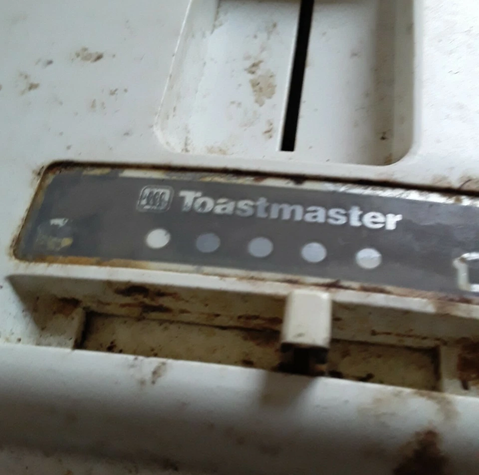 Vintage TOASTMASTER Toaster, 4-Slice. Model D1050. Metal Chrome.  White. Works - Image 3 of 3