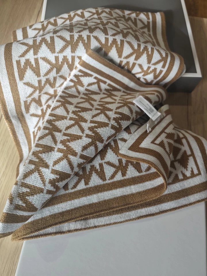Michael Kors Scarf & Hat Gift Box Set col: Beige&W 100% Wool Brand New with Tags - Image 4 of 4
