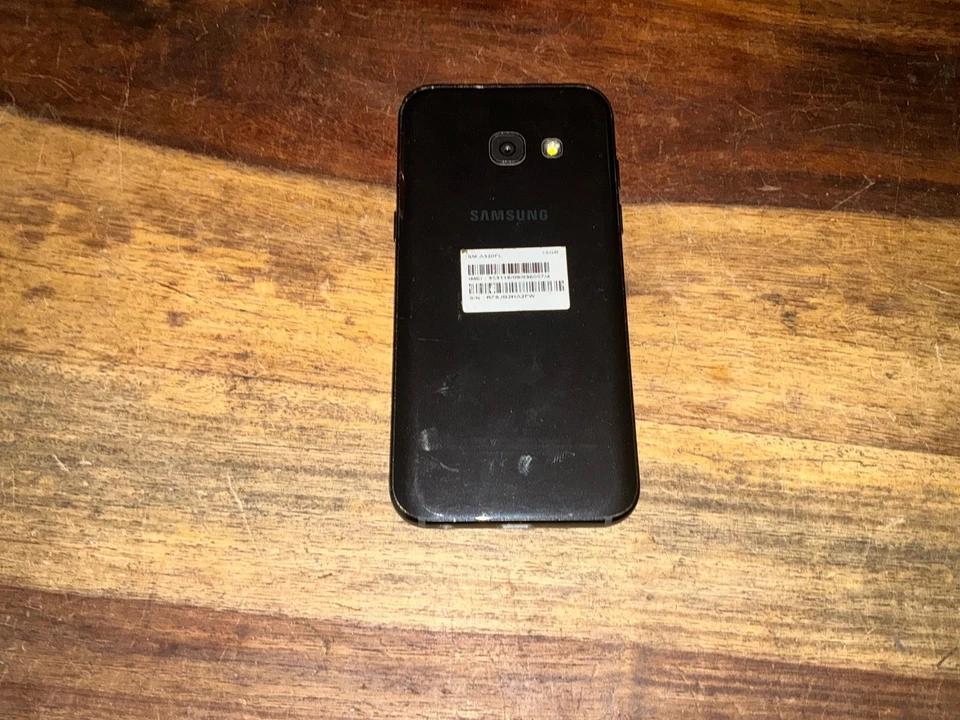 Samsung Galaxy A3 (2017) · 16GB, photo 2 of 4
