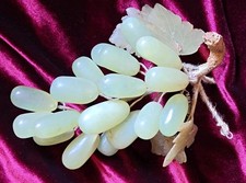 Alte chinesische geschnitzte Jade Trauben mit geschnitzten Bl&auml;ttern.