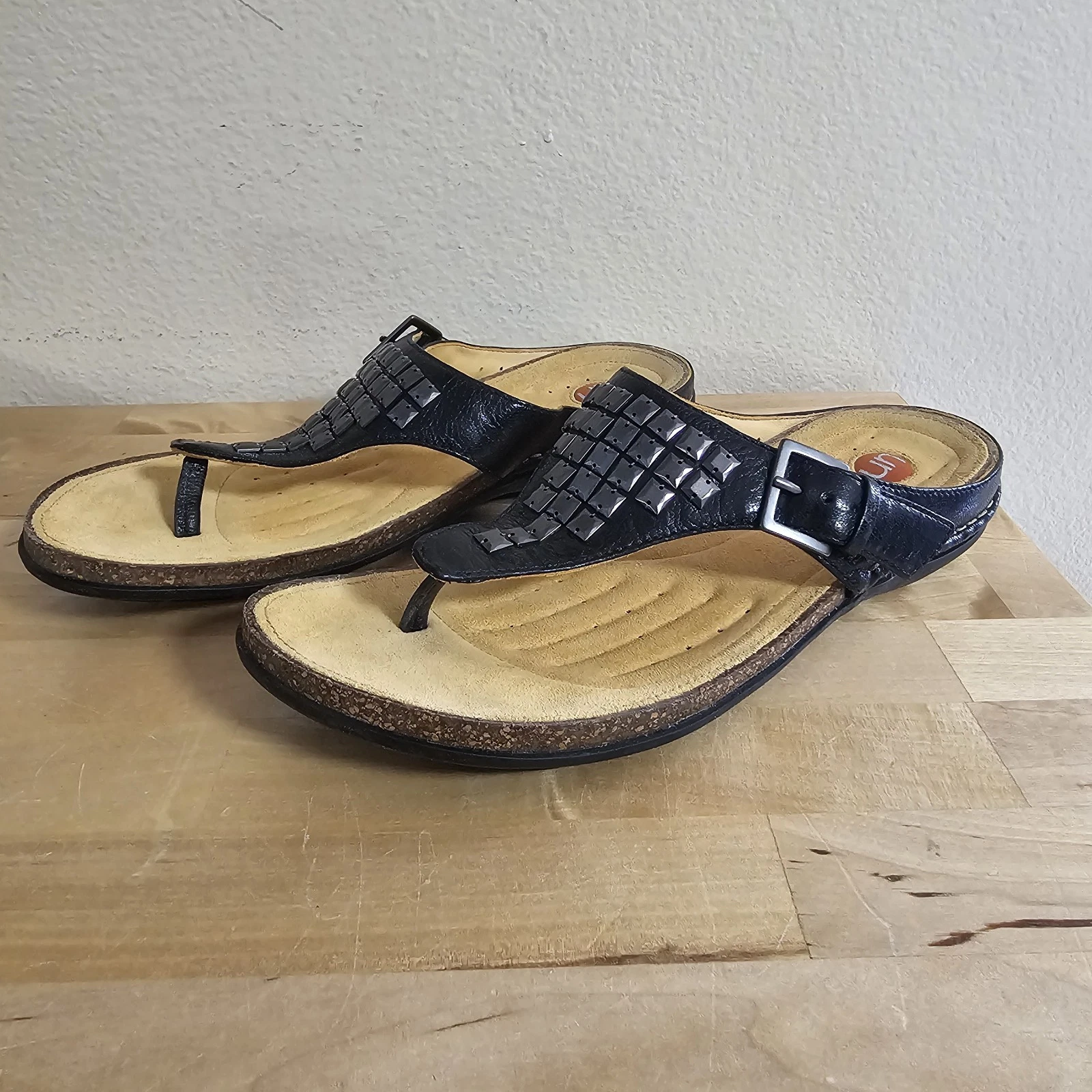 Sandali donna infradito Unstructured By Clarks neri in pelle con borchie taglia 8M