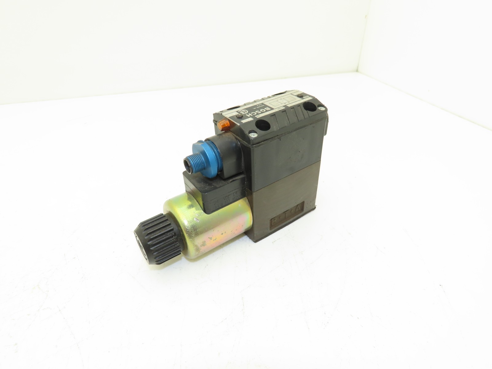 Bosch 081WV06P1V1010KM024/00E51 Directional Control Solenoid Valve w/light 24VDC