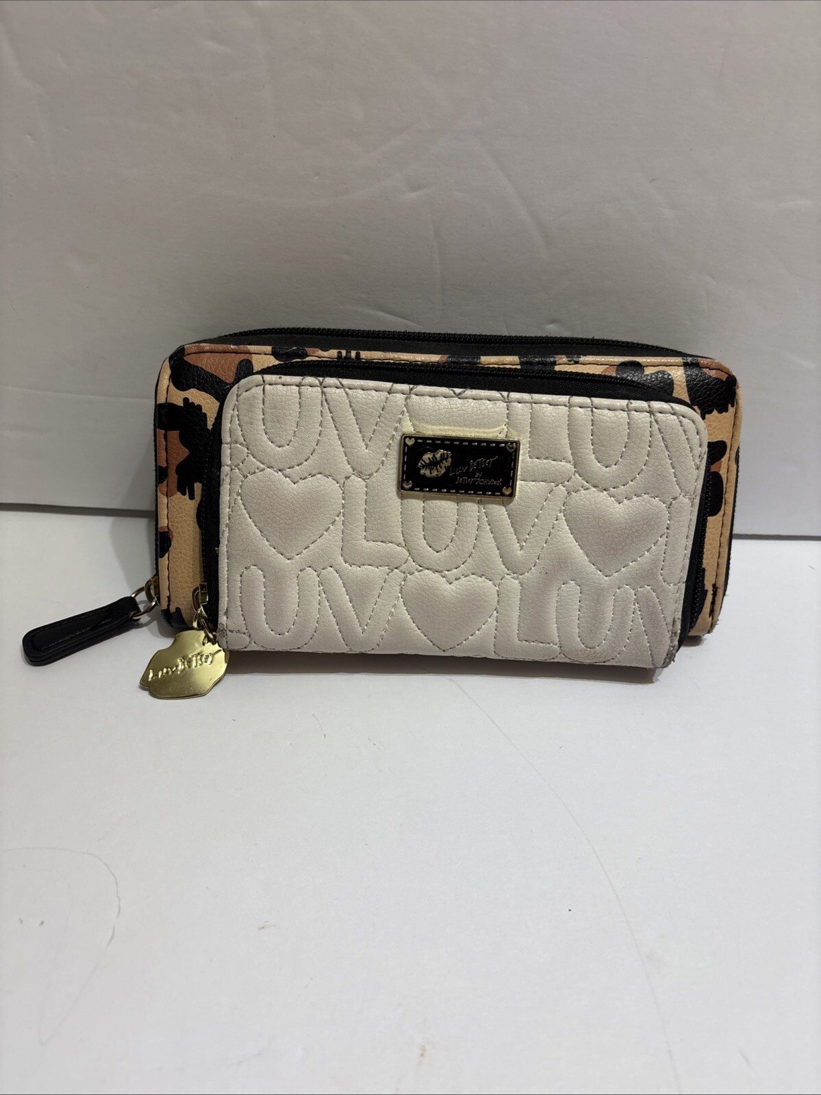 Betsey Johnson Cheetah Leopard Print White Zip Around Wallet Luv Betsy RARE Lips