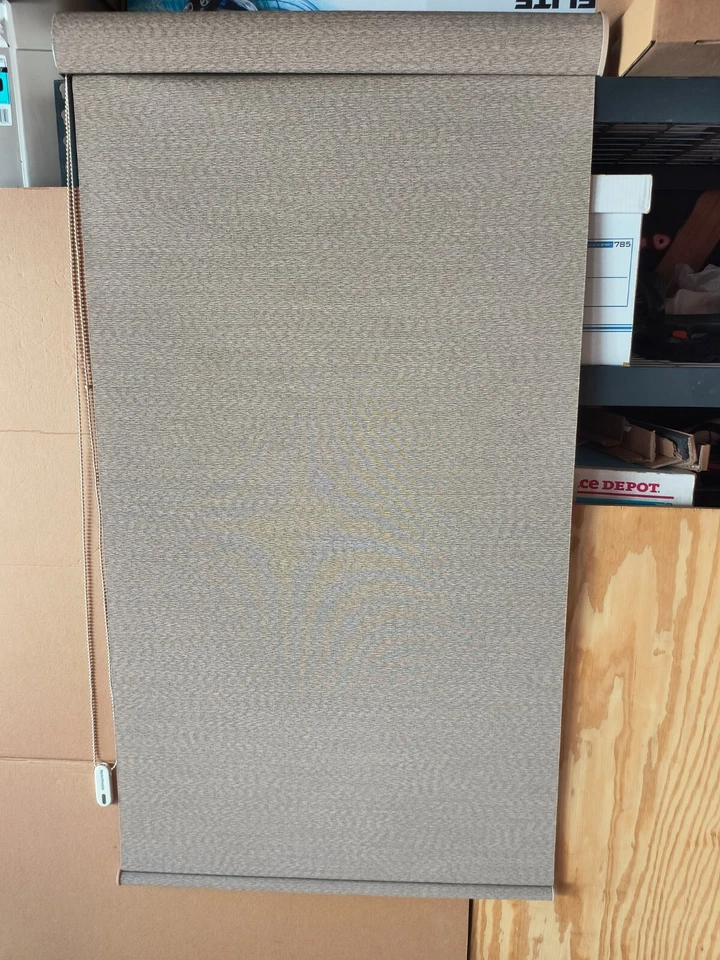 Hunter Douglas Pantalla Manual Rodillo con Cassette 30 7/8" X 71" Foto 3 de 4