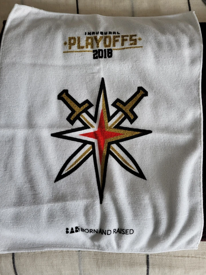 Conjunto colecionável de disco e toalha de hóquei Golden Knights Las Vegas - Imagem 3 de 4