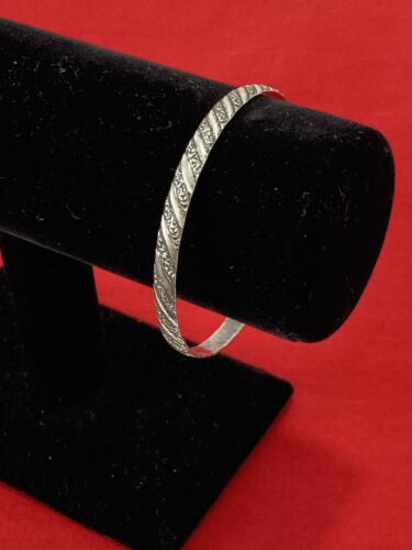 Vintage DANECRAFT SIGNED 925 Sterling Silver Repousse Pattern Bangle BRACELET 8" - Picture 2 of 10