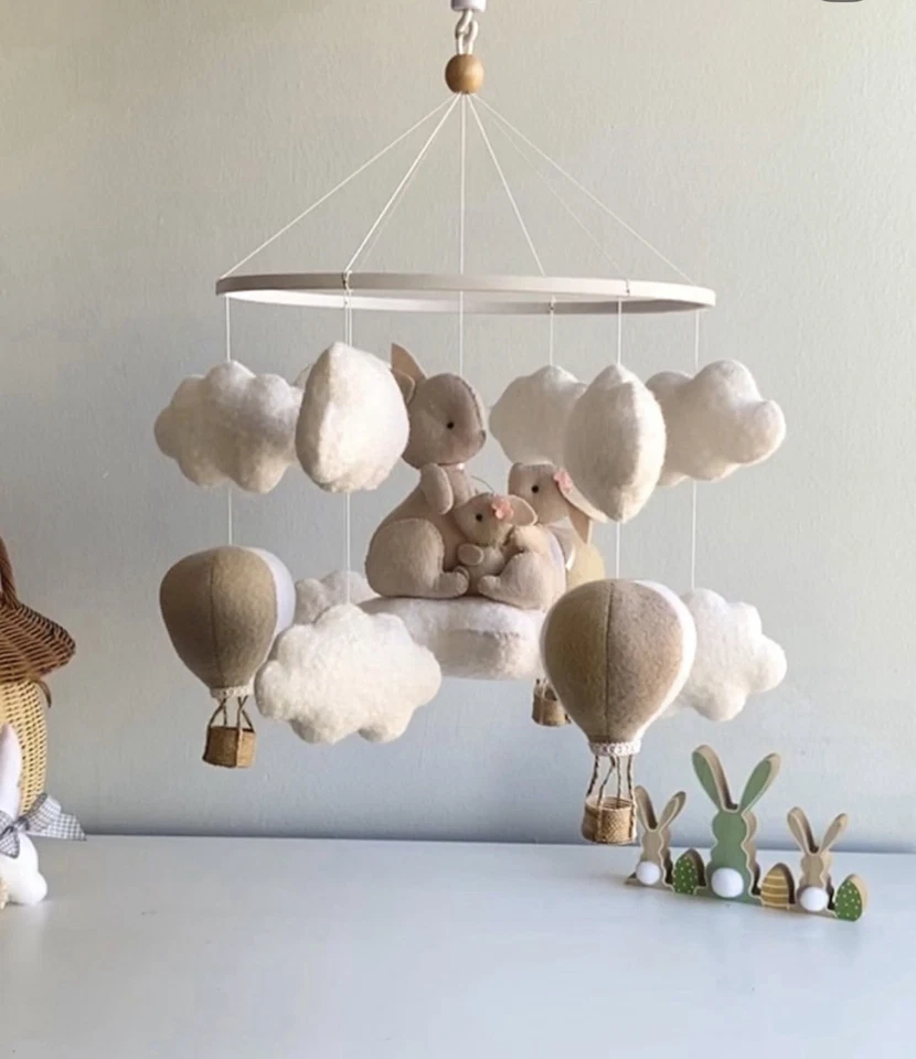 Celular de feltro feito à mão para bebês com nuvens de coelhos e balões de ar quente | Decoração de berço - Imagem 3 de 4