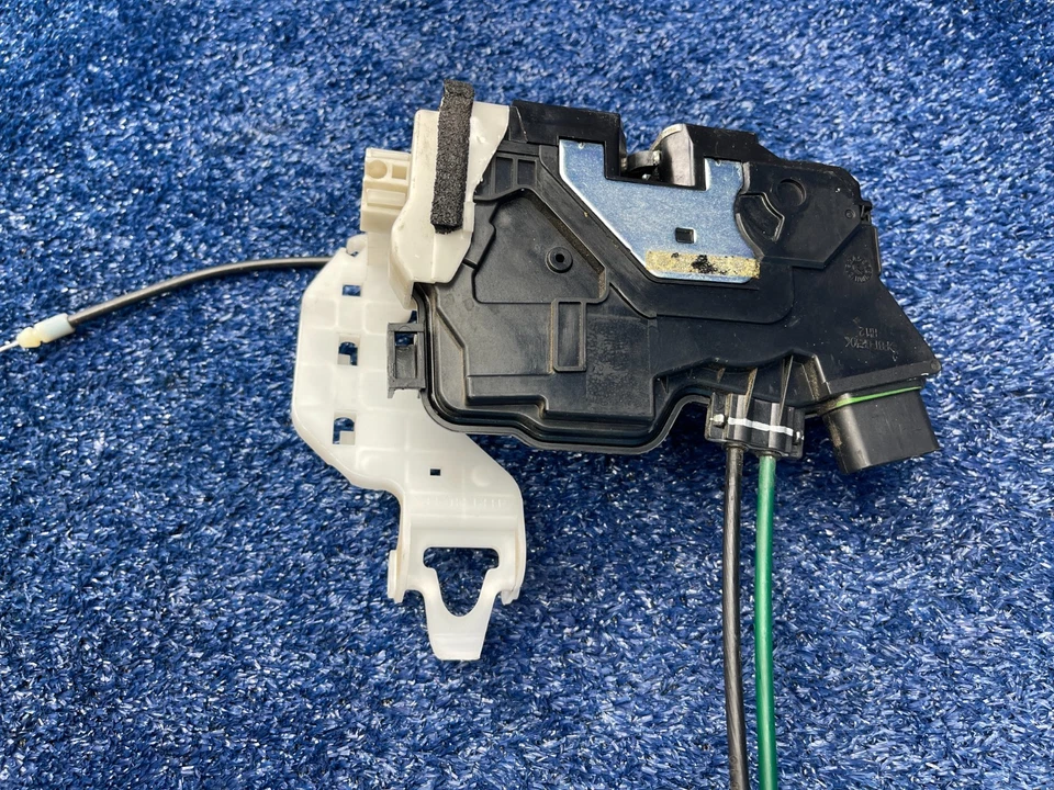 Оригинальная защелка в сборе для передней правой двери KIA Sorento 2011–2015 годов выпуска 81320-2P020 - Изображение 3 из 4