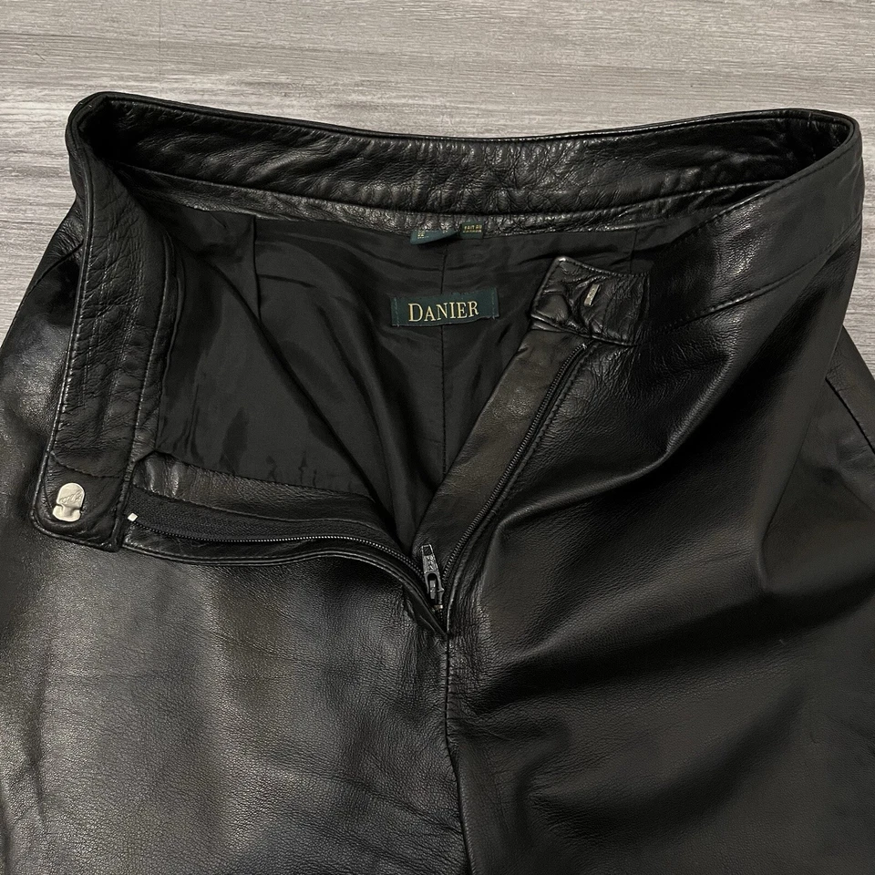 Pantalones para mujer Danier negros de cuero genuino forrados de pierna recta. US Talla 6 Foto 2 de 4