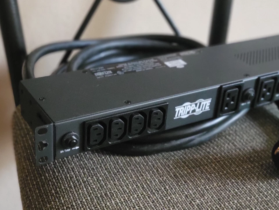 30A PDU 16xC13 & 4xC19; L6-30P Input, 15' Cord, 1U Rack Mount 200-240V 5.8kW - Image 2 of 4