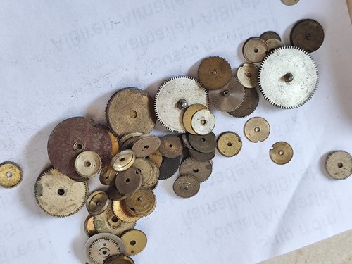 LOTTO ricambi vintage OROLOGIO DA TASCA E OROLOGIO SVIZZERO USATI CENTINAIA DI PEZZI PER OROLOGIAIO - Foto 22 di 24