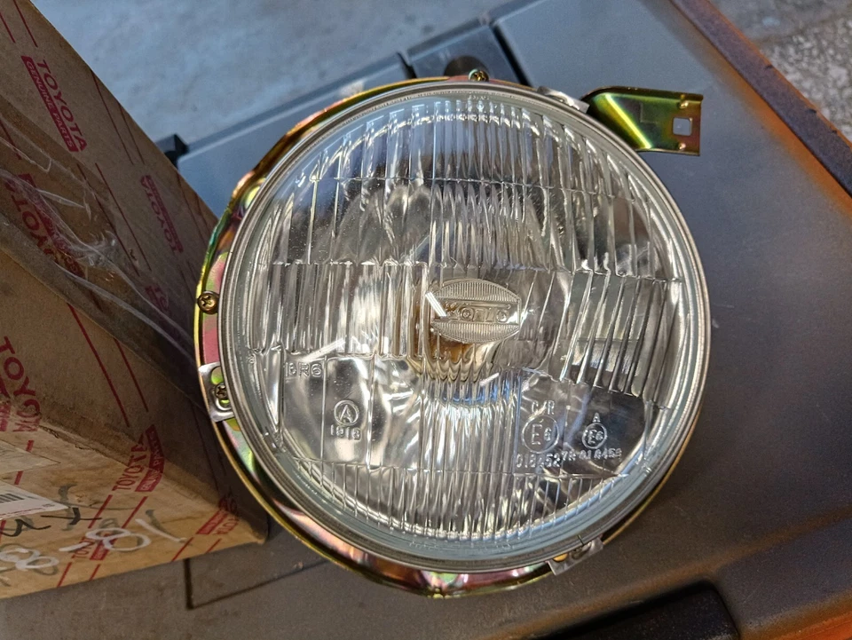 TOYOTA STOUT RK110 НОВЫЙ GENIUNE ЛЕВАЯ ФАРА 81150-39495 - Изображение 2 из 3