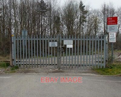 FOTO VERSCHLOSSENE TORE ZU EINEM BAHNÜBERGANG IN DER NÄHE AM RANDE DES TALES VON