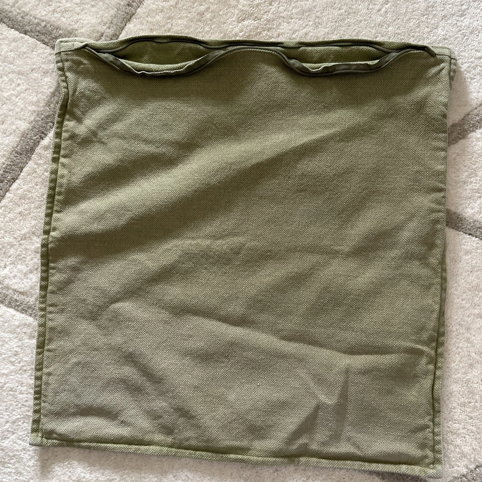 Capa de travesseiro verde oliva Crate & Barrel 20x20 - Imagem 3 de 4