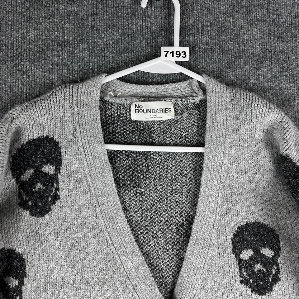Cardigã suéter feminino No Boundaries grande cinza estampa de caveira gola V botão malha - Imagem 2 de 4