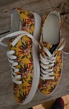 SSS world corp size8 eur 42  summer themed laced canvas trainer.