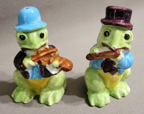 Anthropomorphic Salt & Pepper Frogs Playing Music Flute & Violin Cute Dated 1965 - Picture 1 of 7
