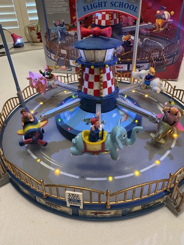 Lemax Carnival Ride 74703 Junior Flight School 2008 luces música funciona muy bien Foto 2 de 4