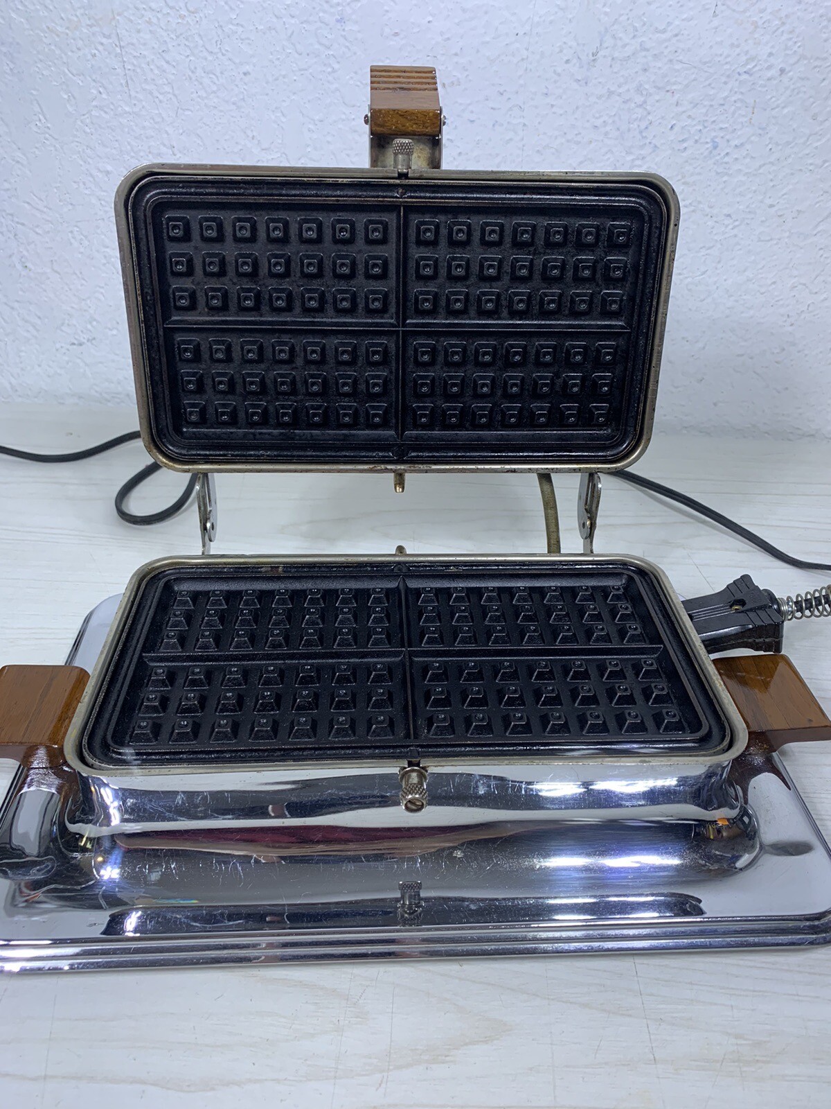 Vintage MCM Dominion Electric Waffle Iron Maker Chrome Model 567 Art